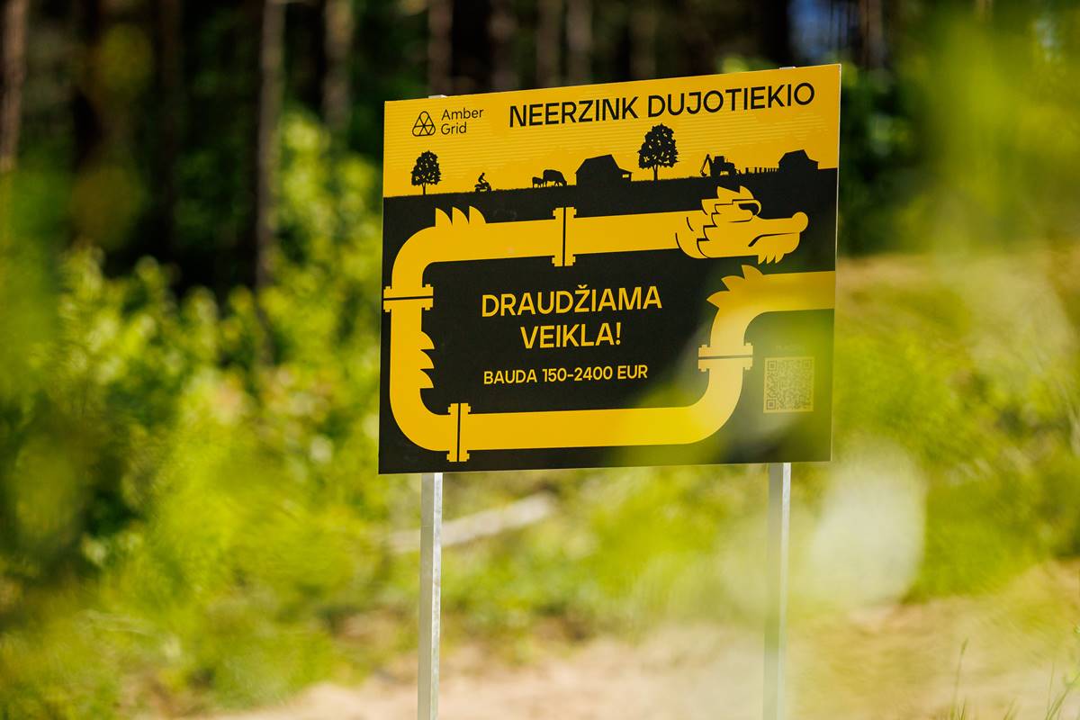 Įspėjamasis ženklas prie magistralinio dujotiekio trasos miško teritorijoje.